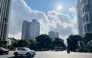 Kiểu thời tiết khiến h&agrave;ng triệu người d&acirc;n H&agrave; Nội v&agrave; miền Bắc ng&aacute;n ngẩm k&eacute;o d&agrave;i trong những ng&agrave;y tới