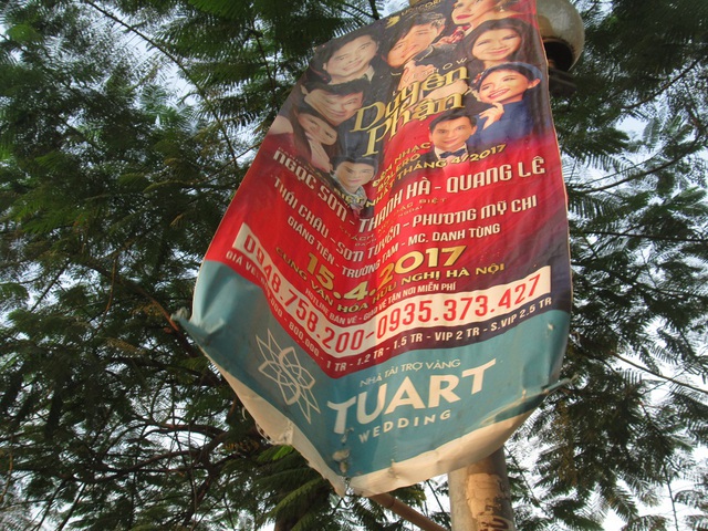 
Một tấm pano quảng cáo trên đường Lê Đức Thọ được treo từ lâu và đã trở nên nhem nhuốc nhưng vẫn không được thu dọn. Hình ảnh như thế này không hề khó tìm trên đường phố Hà Nội hiện nay.

 
