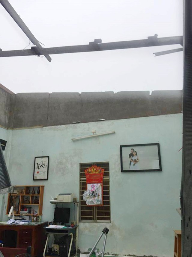 
Nhà một người dân ở Khánh Hòa bị tốc hết mái.
