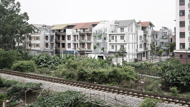 photo 0 1503900566988 - Ngôi nhà một mình nổi bất giữa dãy nhà lô ở Hà Nội