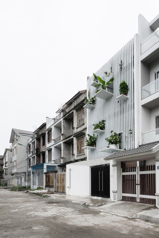 photo 1 1503900566963 - Ngôi nhà một mình nổi bất giữa dãy nhà lô ở Hà Nội