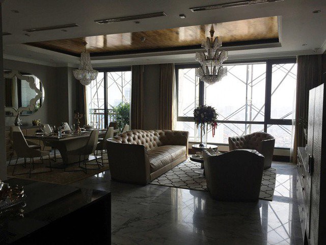 Không gian toàn cảnh phòng khách và phòng ăn liền nhau thành một khối được bao bọc bằng cửa kính nhìn thẳng ra hồ và công viên Cầu Giấy.