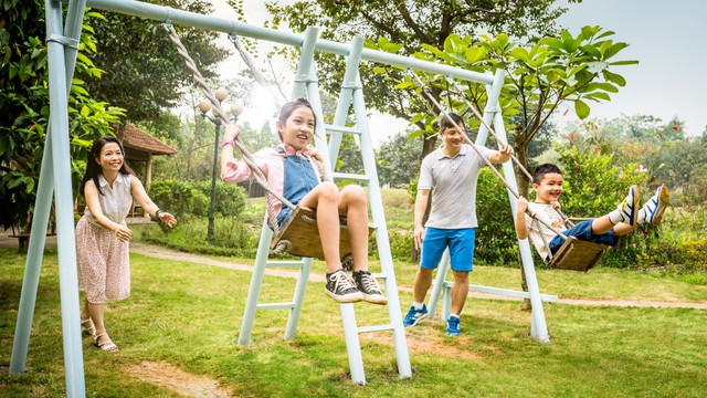 Ngoài ra, BHNT ngày nay không còn chỉ là một sản phẩm đơn thuần, nó cung cấp giải pháp cho cả gia đình và phục vụ đa dạng nhu cầu. Chẳng hạn như gói Gia đình của bạn, Sức khỏe của bạn, Kế hoạch hưu trí, Cho con vững bước… của BH MB Ageas Life.