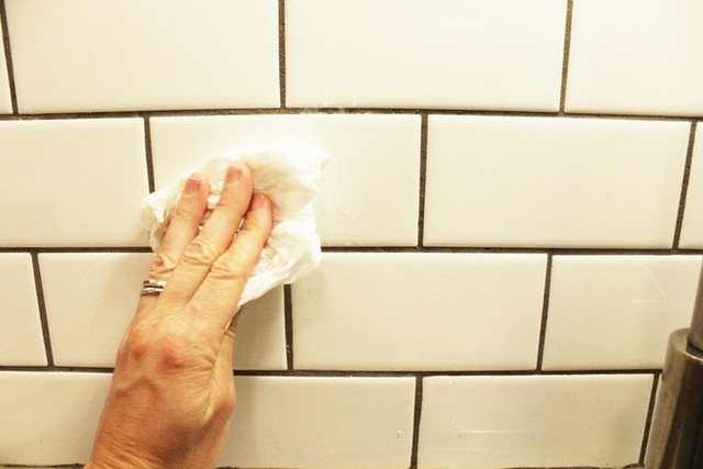 Rửa sạch bằng nước rồi dùng giấy mềm lau lại phần tường vừa cạo. Những vết bẩn và vết ố vàng sẽ không tồn tại nữa.