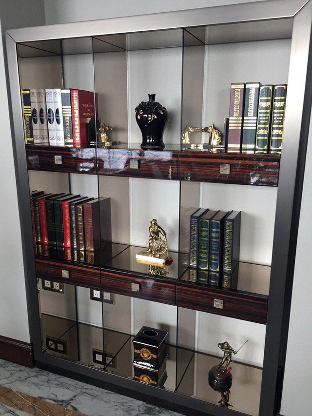 Kệ sách cũng thể hiện đẳng cấp của chủ sở hữu căn hộ với những tác phẩm trưng bày được làm từ vàng khối.