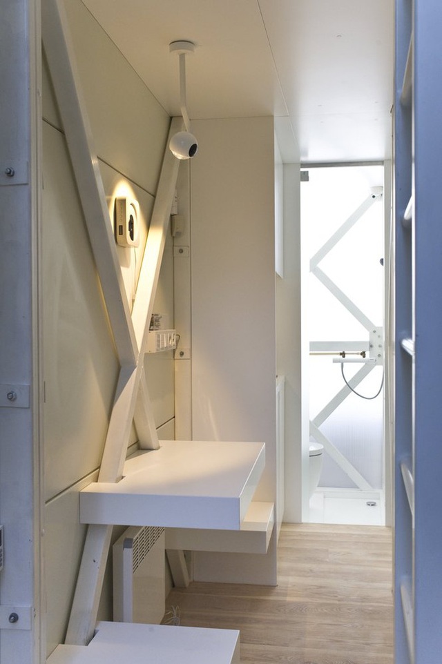 Do ngôi nhà quá hẹp nên khu vệ sinh và khu tắm rửa được chia ra ở 2 tầng riêng biệt.
