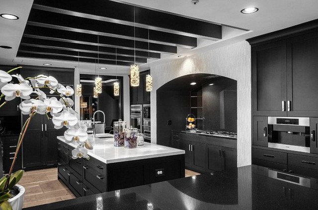  Ai bảo rằng không thể sử dụng màu đen để dùng cho không gian nhà bếp cơ chứ? 