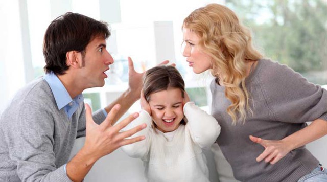 Đo độ tổn thương của vợ và chồng khi chỉ trích nhau trước mặt người khác