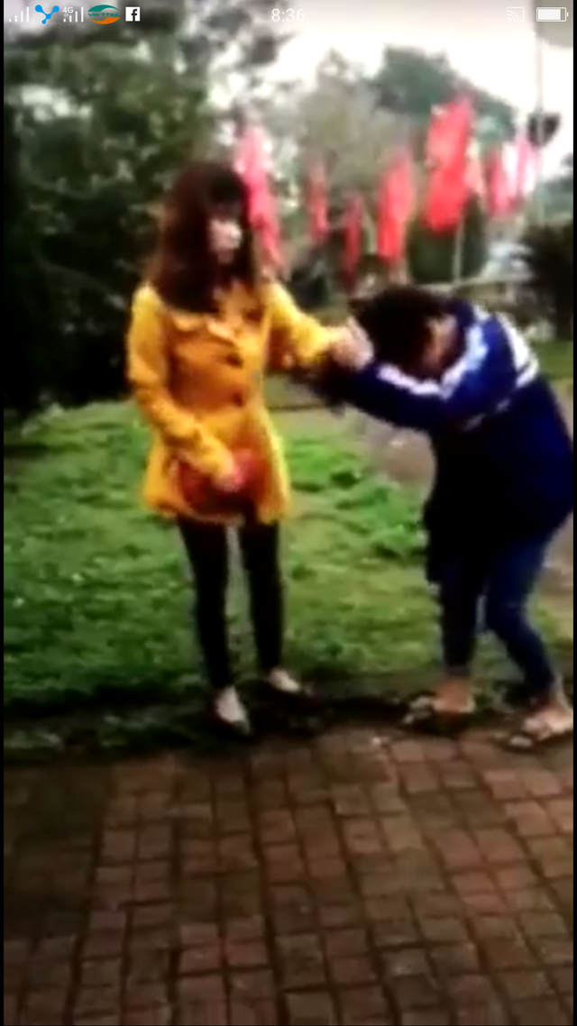 
Nhóm phụ nữ đánh nữ sinh.
