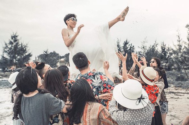 Khoảnh khắc trong bộ ảnh kỷ yếu Mình cưới nhau đi Học sinh lớp 12 trường THPT Cửa Lò, Nghệ An, vui đùa hết mình và có những khoảnh khắc ấn tượng bên nhau.