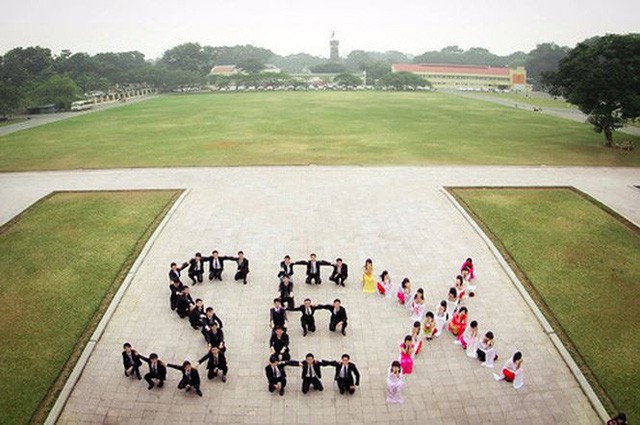 Nhóm sinh viên xếp hình chữ sex tại Hoàng Thành Thăng Long (Hà Nội) từng bị chỉ trích vì ý tưởng phản cảm. Ảnh:FB