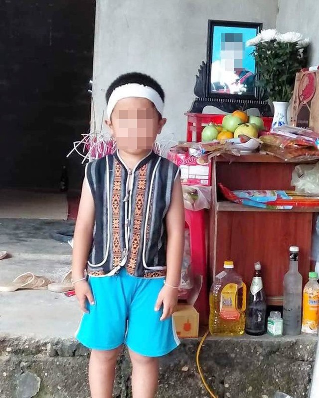 T- em trai nạn nhân ngơ ngác trước sự ra đi của người anh.