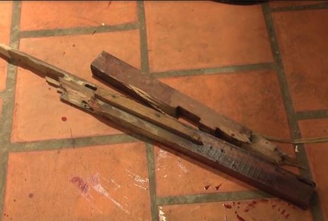 Khúc gỗ, hung khí trong vụ án.