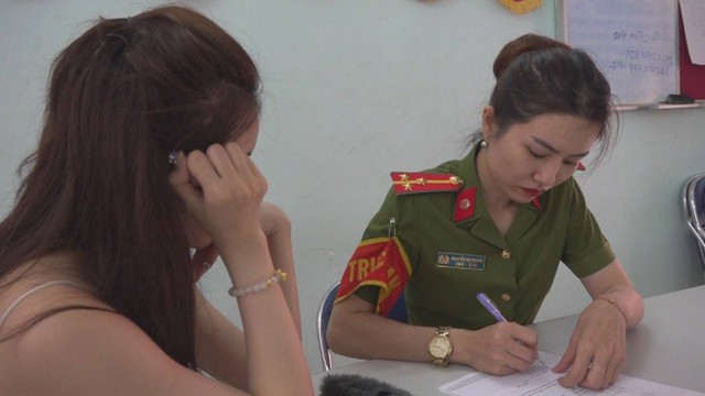 Một người đẹp trong đường dây bán dâm tại trụ sở công an