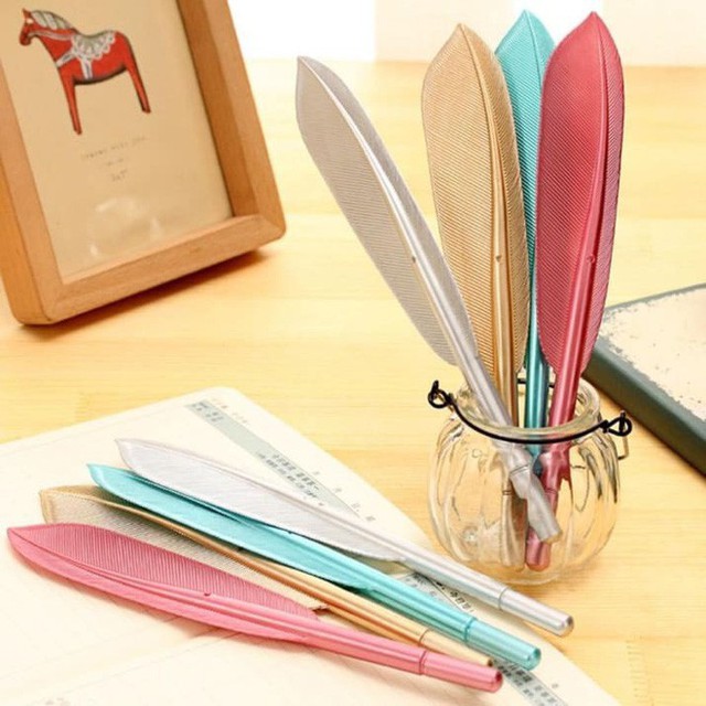 Một bộ bút màu sắc và ấn tượng thế này sẽ làm bàn làm việc của bạn màu sắc và rực rỡ hơn. Chưa kể những chiếc bút độc đáo thế này còn giúp bạn không bị mất bút - tình trạng rất phổ biến ở chốn công sở.