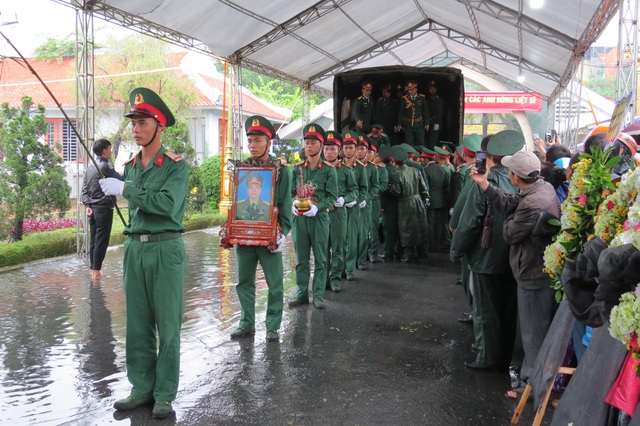 Hàng ngàn người dân, đồng đội đội mưa đón các liệt sĩ hi sinh khi làm nhiệm vụ về đất mẹ - Ảnh 2.