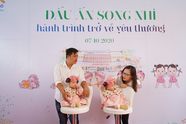 Diệu Nhi và Trúc Nhi trong vòng tay yêu thương của bố mẹ buổi sáng nay. Ảnh: Kim Vân