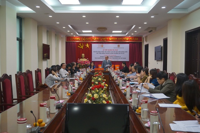 UNFPA trao tặng hơn 5.700 bộ đồ dùng cứu trợ khẩn cấp cho phụ nữ 3 tỉnh miền Trung Việt Nam - Ảnh 1.