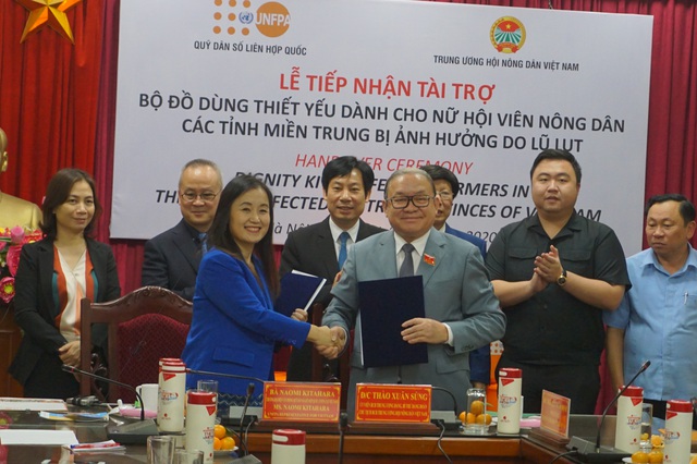 UNFPA trao tặng hơn 5.700 bộ đồ dùng cứu trợ khẩn cấp cho phụ nữ 3 tỉnh miền Trung Việt Nam - Ảnh 3.