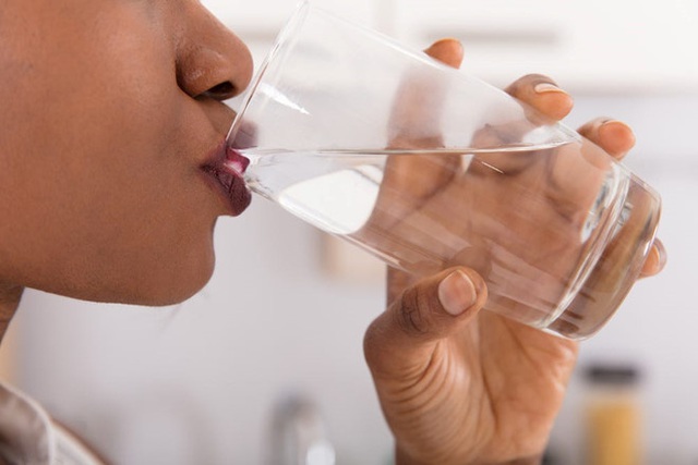 Điều gì xảy ra khi bạn uống nước lúc bụng đói vào buổi sáng? - Ảnh 1.
