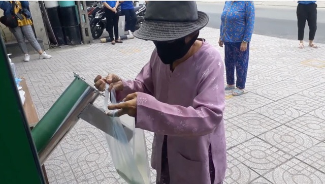 Các cây ATM gạo ở Sài Gòn... bị ế vì vắng khách - Ảnh 3.