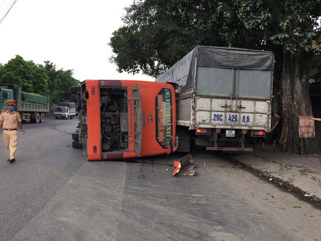  Bất ngờ sang đường, người phụ nữ đi xe đạp điện bị xe khách tông tử vong - Ảnh 1.