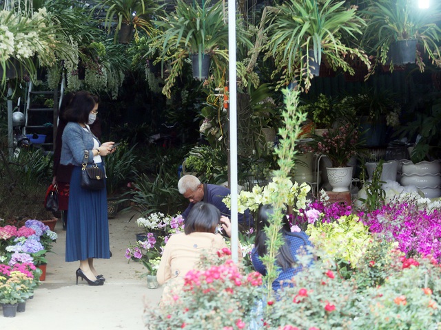 Hà Nội: Người dân nườm nượp mua sắm Tết sớm tại chợ hoa Vạn Phúc - Ảnh 14.