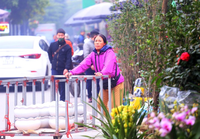 Hà Nội: Người dân nườm nượp mua sắm Tết sớm tại chợ hoa Vạn Phúc - Ảnh 16.