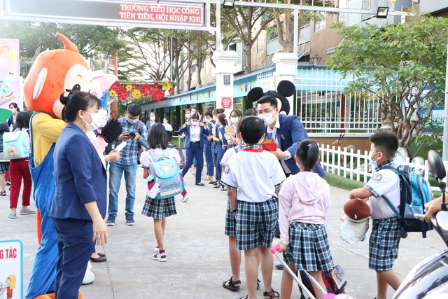 Học sinh hào hứng nhận bao lì xì ngày đầu đi học sau kỳ nghỉ Tết dài để phòng dịch - Ảnh 4.