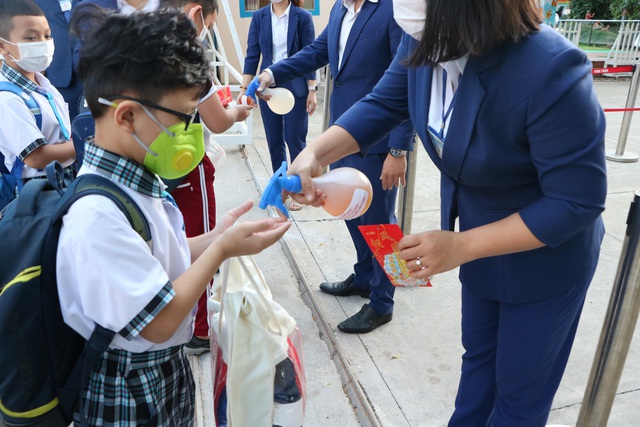 Học sinh hào hứng nhận bao lì xì ngày đầu đi học sau kỳ nghỉ Tết dài để phòng dịch - Ảnh 6.