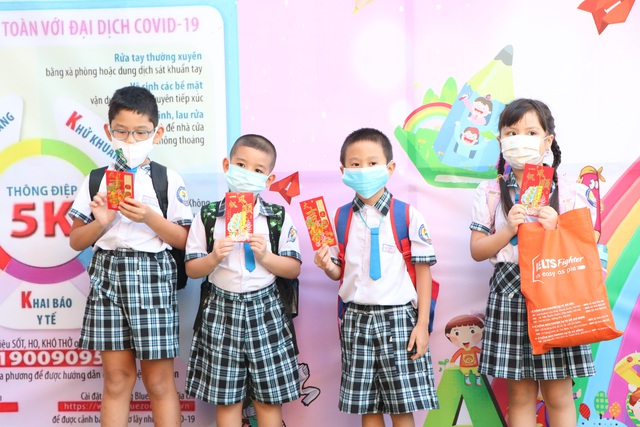 Học sinh hào hứng nhận bao lì xì ngày đầu đi học sau kỳ nghỉ Tết dài để phòng dịch - Ảnh 5.
