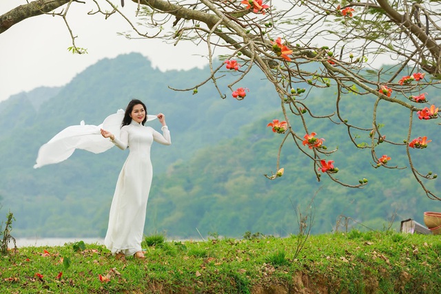 Ngắm bộ ảnh cây hoa gạo bên hồ Quan Sơn đẹp như tiên cảnh - Ảnh 3.