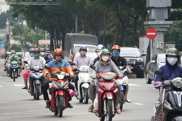 Đường phố Sài Gòn đông đúc ngày đầu nới lỏng giãn cách xã hội - Ảnh 6.
