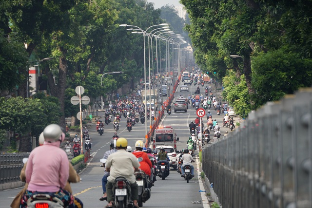 Đường phố Sài Gòn đông đúc ngày đầu nới lỏng giãn cách xã hội - Ảnh 1.
