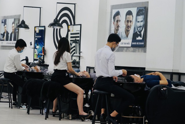 Người dân Sài Gòn háo hức xếp hàng đi cắt tóc - Ảnh 8.