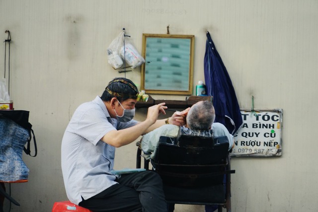 Người dân Sài Gòn háo hức xếp hàng đi cắt tóc - Ảnh 2.