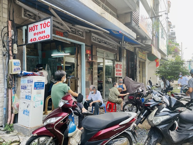 Người dân Sài Gòn háo hức xếp hàng đi cắt tóc - Ảnh 3.