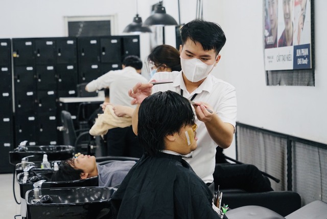 Người dân Sài Gòn háo hức xếp hàng đi cắt tóc - Ảnh 7.