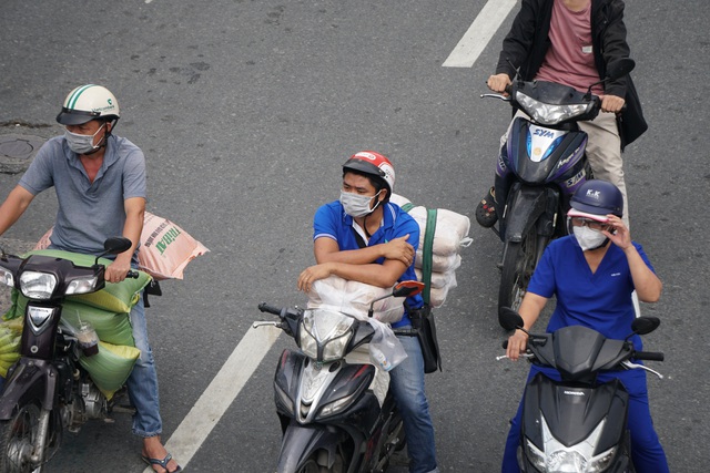 Đường phố Sài Gòn đông đúc ngày đầu nới lỏng giãn cách xã hội - Ảnh 7.