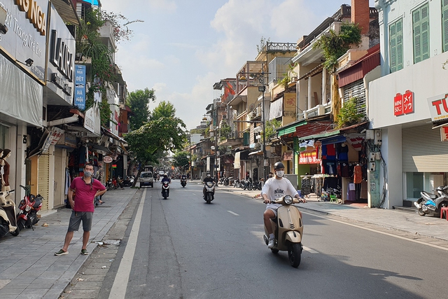 Hàng loạt cửa hàng treo biển cho thuê trên tuyến phố buôn bán sầm uất nhất Thủ đô - Ảnh 11.