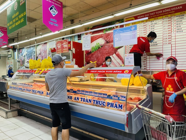 Người dân TP.HCM phấn khởi trong ngày đầu được tự tay lựa chọn thực phẩm khi đi siêu thị trở lại - Ảnh 10.