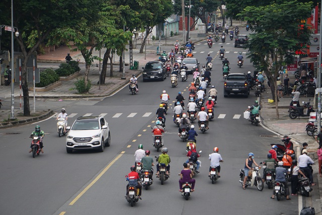 Đường phố Sài Gòn đông đúc ngày đầu nới lỏng giãn cách xã hội - Ảnh 3.