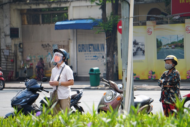 Đường phố Sài Gòn đông đúc ngày đầu nới lỏng giãn cách xã hội - Ảnh 5.