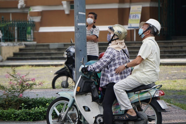 Đường phố Sài Gòn đông đúc ngày đầu nới lỏng giãn cách xã hội - Ảnh 4.