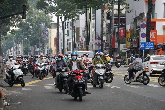 Đường phố Sài Gòn đông đúc ngày đầu nới lỏng giãn cách xã hội - Ảnh 2.