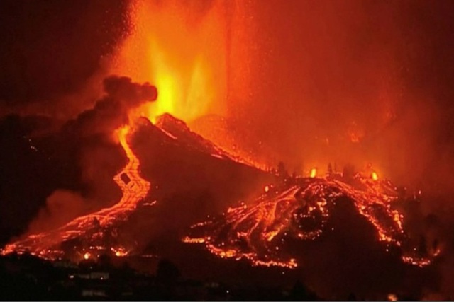 Du khách thích thú chiêm ngưỡng núi lửa phun trào ở Tây Ban Nha, người dân xót xa vì mất nhà - Ảnh 5.