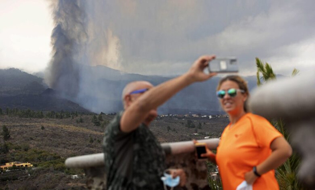 Du khách thích thú chiêm ngưỡng núi lửa phun trào ở Tây Ban Nha, người dân xót xa vì mất nhà - Ảnh 3.