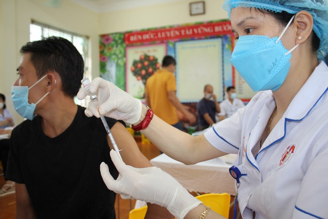 Quảng Ninh tiêm vaccine phòng COVID-19 mũi 2 diện rộng  - Ảnh 1.