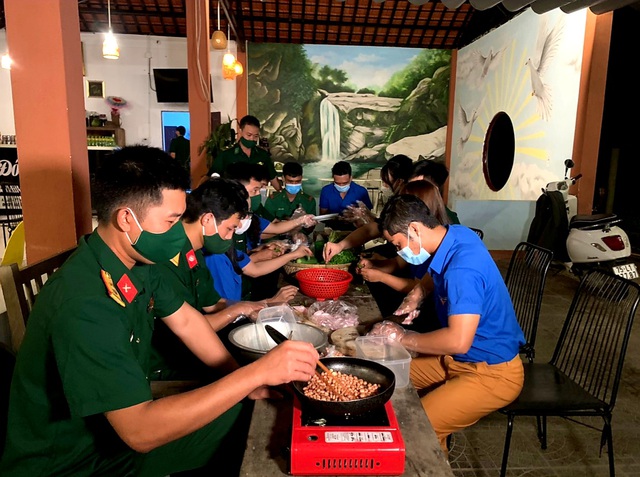 “Tủ mì yêu thương” ấm lòng đồng bào vùng biên giới ở Thừa Thiên Huế - Ảnh 3.