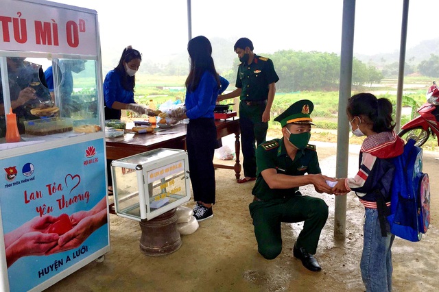 “Tủ mì yêu thương” ấm lòng đồng bào vùng biên giới ở Thừa Thiên Huế - Ảnh 2.